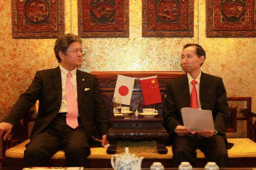 2012年7月16日,日本FORVAL株式會(huì)社會(huì)長(zhǎng)大久保秀夫一行前來中國(guó)國(guó)際文化傳播中心進(jìn)行友好訪問。.jpg