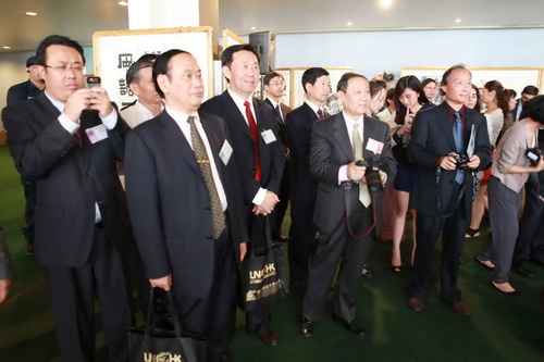 9、中心領導及書畫藝術家們出席“水墨聚焦”書畫藝術展開幕式上。遠帆-攝影.jpg