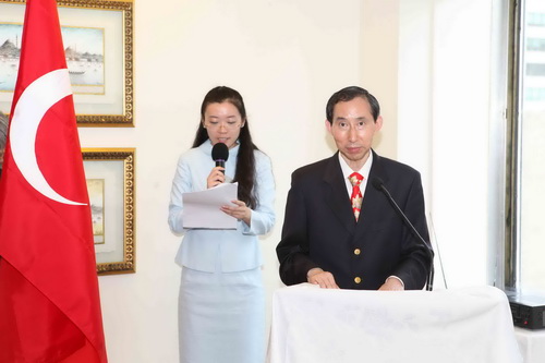 27、中國(guó)國(guó)際文化傳播中心執(zhí)行主席龍宇翔在中國(guó)香港美食周上致辭。.jpg