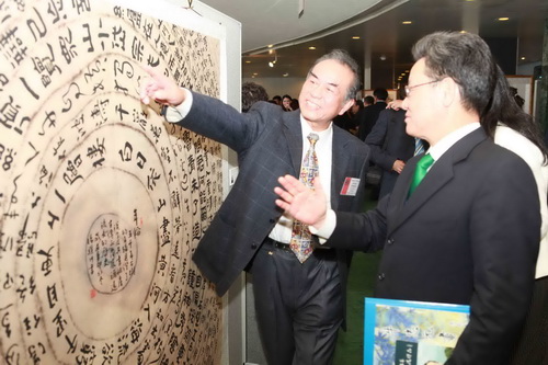 13、書畫家向沙祖康副秘書長介紹書法作品《年輪》。遠帆-攝影.jpg
