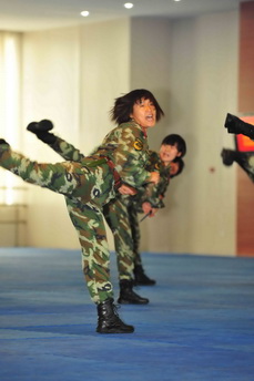 7、武警特警學(xué)院女子特警隊向慰問團作匯報表演.jpg