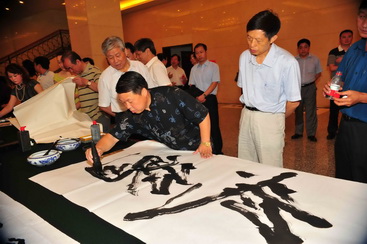 6、軍內(nèi)外著名書畫藝術(shù)家現(xiàn)場為武警特警學(xué)院官兵題寫書法作品.jpg