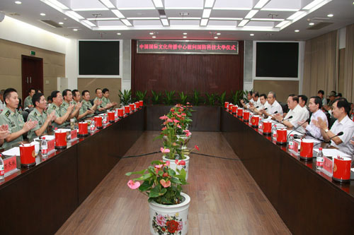 1、2012年9月8日,中國(guó)國(guó)際文化傳播中心、中國(guó)愛(ài)心工作委員會(huì)組織著名書(shū)畫(huà)藝術(shù)家、愛(ài)心企業(yè)家慰問(wèn)團(tuán)到國(guó)防科技大學(xué)進(jìn)行慰